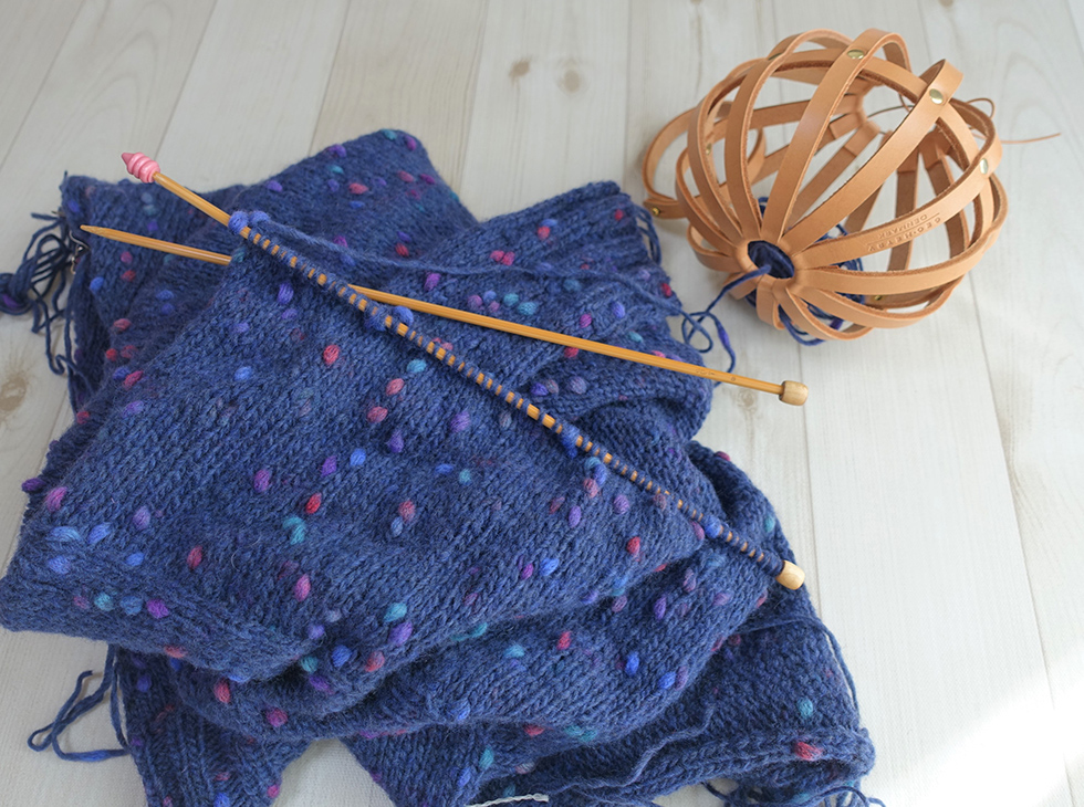 編み途中の青ニット