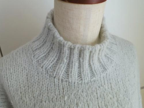 襟はゆったりしたハイネック