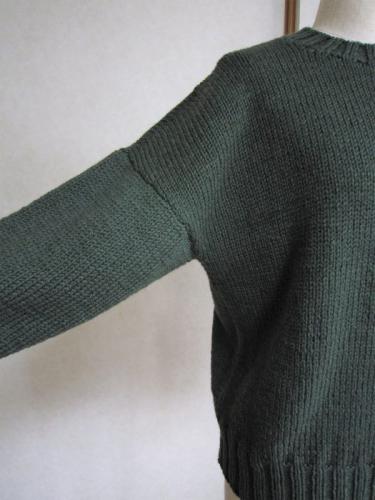 袖はドロップショルダー、袖つけはすくいはぎ。