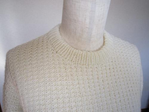 襟はラウンドネックのダブル仕上げ