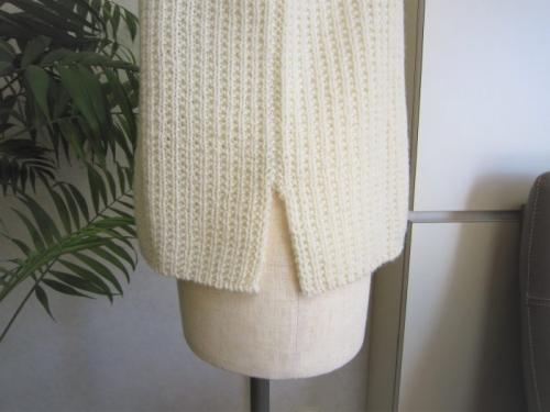 裾には両脇にスリット（9ｃｍ）入り