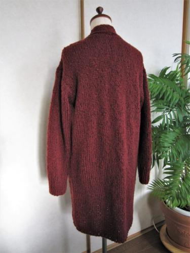 前立てを身頃と一緒に編み、衿も続けて編みました。後襟は被せはぎにし、身頃とは目と段のはぎにしました。　後側