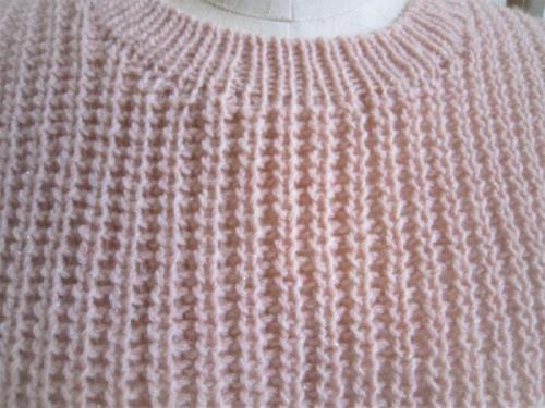 身頃は、袖ぐりのないタイプ。肩下がり（引き返し）あり。袖は、袖山なし。裾、袖口、襟は1目ゴム編み。　襟部分のアップ